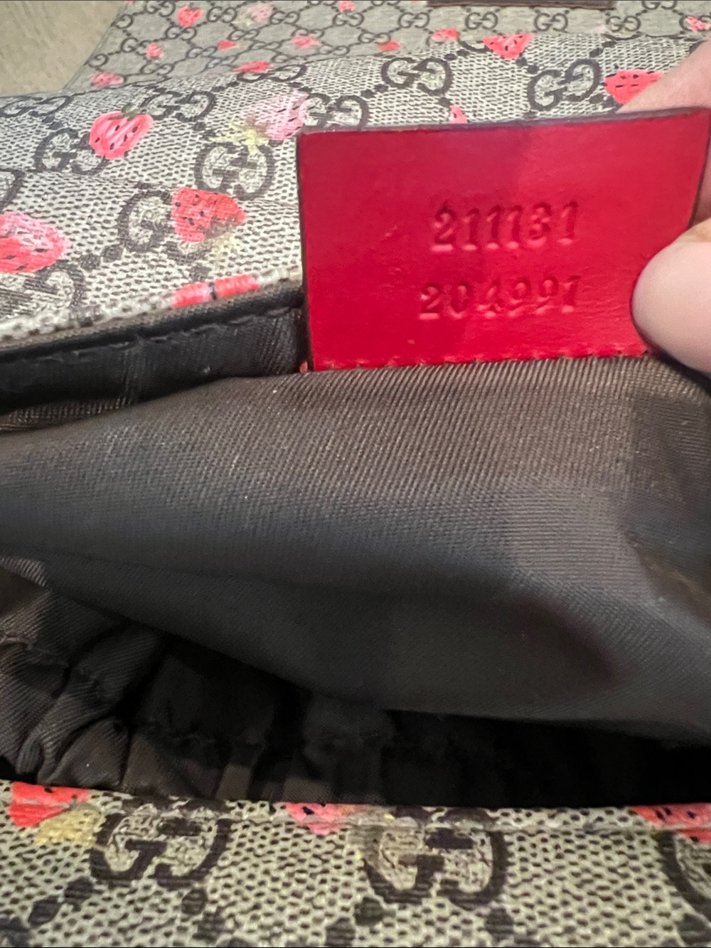 Gucci GG Supreme Diaper Bag with Strawberry Motif - Limited Edition - Picture 16 of 16